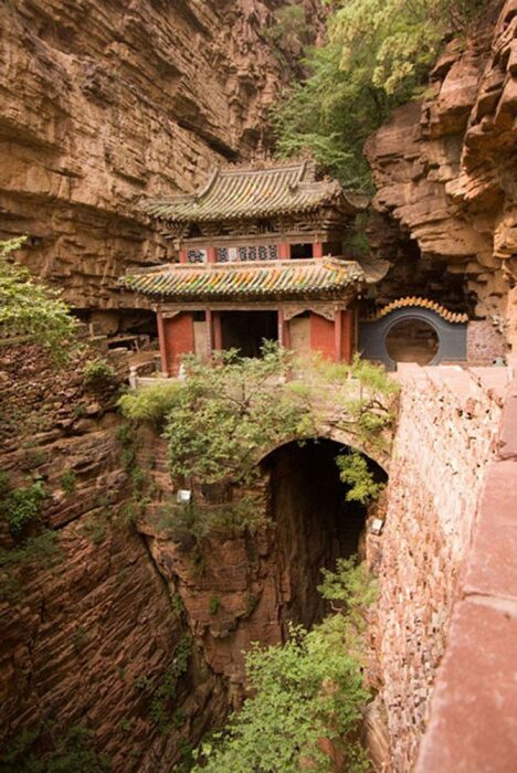 Дом на мосту в провинции Хэбэй – один из павильонов храмового комплекса на горе Каньян (Китай). | Фото: tursputnik.com.