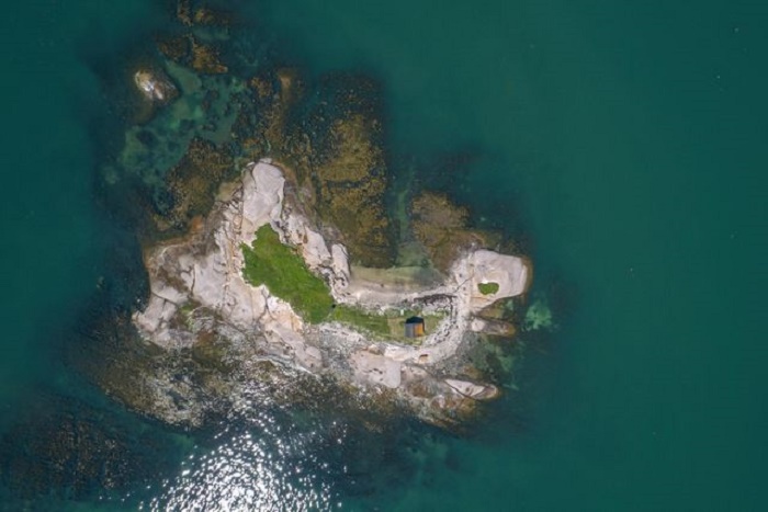 На северном побережье штата Мэн за 339 тыс. дол. продается частный остров с уединенным домиком в придачу. | Фото: euroweeklynews.com.
