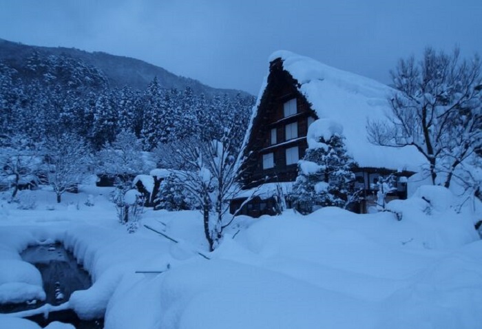 Как минимум три месяца в году деревня Сиракава-го покрыта снегом (Дом Нагасэ, Япония). | Фото: 4travel.jp.