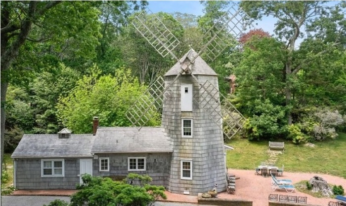 Ветряная мельница, построенная в середине XIX века, спустя сотню лет превратилась в атмосферное убежище для богатых и знаменитых (The Windmill House, Хэмптон). | Фото: cottagesgardens.com.