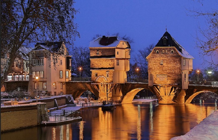 В 1940-х от моста сталась лишь часть, на которой до сих пор красуются очаровательные домики (Старом мосту Наэ, Германия). | Фото: ic.pics.livejournal.com.