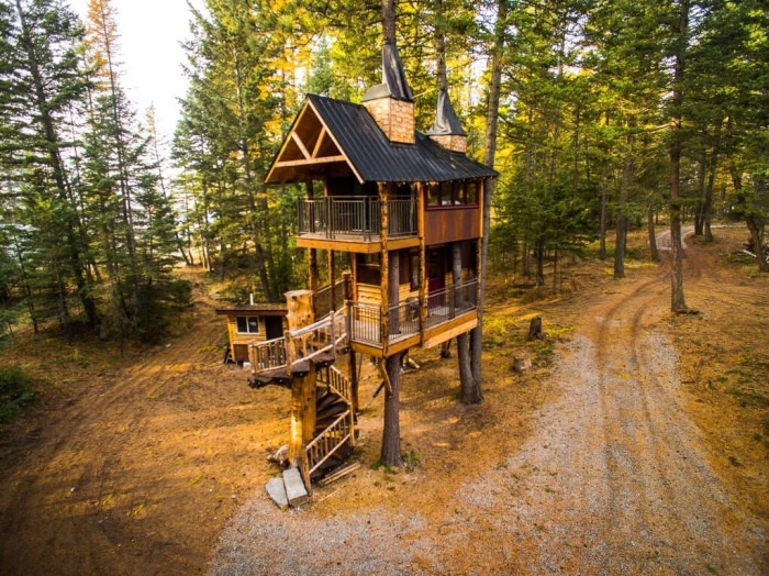 Двухэтажный домик на дереве в сосновом лесу обеспечит побег от повседневной суеты и стресса (Meadlowlark, Монтана). | Фото: lifetinyhouse.com.