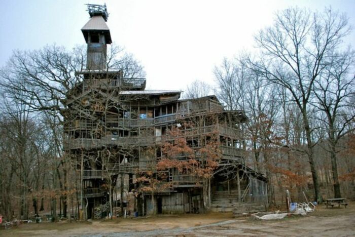 Самый большой домик на дереве построил ландшафтный дизайнер и проповедник Гораций Берджесс, находится он в Кроссвилле (штат Теннесси, США).