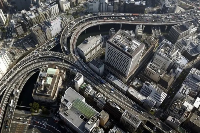 Уникальная инфраструктура и облегчает трафик, и является дополнительным украшением города (Токийское шоссе Interchance, Япония). | Фото: roadtraffic-technology.com.