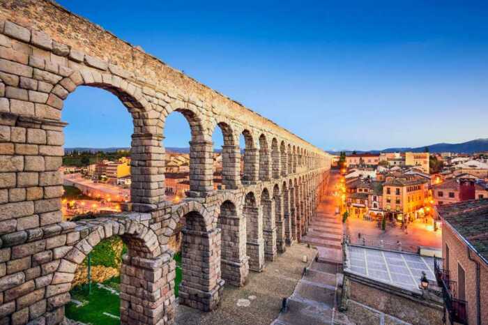 Монументальный акведук украшает горизонт города и окрестностей, начиная с I века нашей эры (Aqueduct of Segovia, Испания). | Фото: worldwidewriter.co.uk.