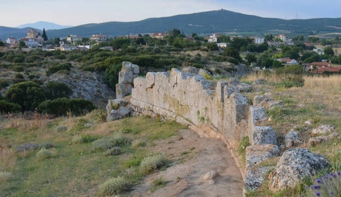 Многоуровневая стена древнего Элеона – одна из строительных загадок древности, которую пытаются разгадать современники (Греция). | Фото: ebapexcavations.org.