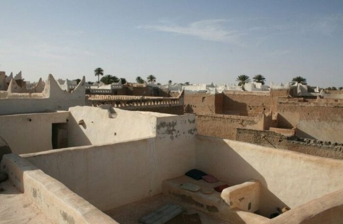 Женская половина находилась на верхнем уровне дома, поэтому, спасаясь от жары, они спали на открытых террасах (Ghadames, Ливия). | Фото: fineartamerica.com.