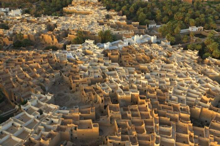 Круговая планировка города, окруженного высокими глинобитными стенами, ограждала его жителей от ветра и спасала от жары (Ghadames, Ливия). | Фото: commons.wikimedia.org.