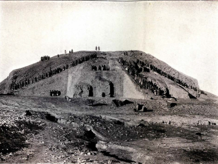 Великий зиккурат в древнем городе Ур во время раскопок в 1923-1924 годах (Ирак). | Фото: cdn1.matadornetwork.com.