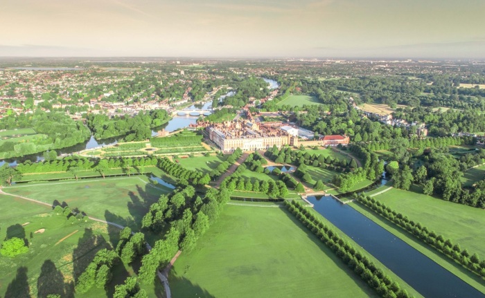 Грандиозный дворец Хэмптон-Корт с его благоухающими садами, парками и водными каналами занимают 304 га земли (Великобритания). | Фото: britainandbritishness.com.