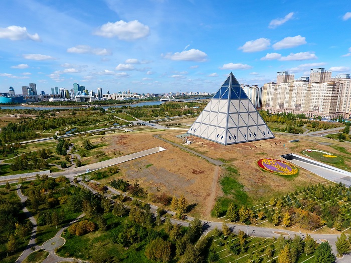 Пирамидальное здание построено на насыпном земляном холме, что делает его более величественным (Астана, Казахстан). | Фото: ergey-mironov.livejournal.com.