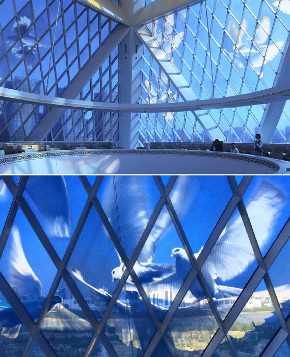 На верхних этажах Пирамиды «резвятся» белые голуби, символизирующие национальное единство и мир (Дворец мира и согласия, Астана).