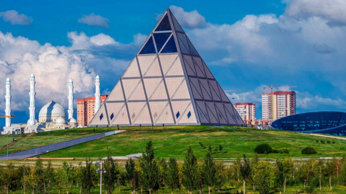 Дворец мира и согласия «Пирамида» – одна из впечатляющих архитектурных достопримечательностей современной Астаны (Казахстан). | Фото: ru.advisor.travel.
