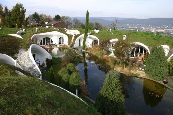 В поместье Earth House Estate Lättenstrasse построили колоритную деревеньку в стиле нор хоббитов (Дитикон, Швейцария). | Фото: architizer.com.