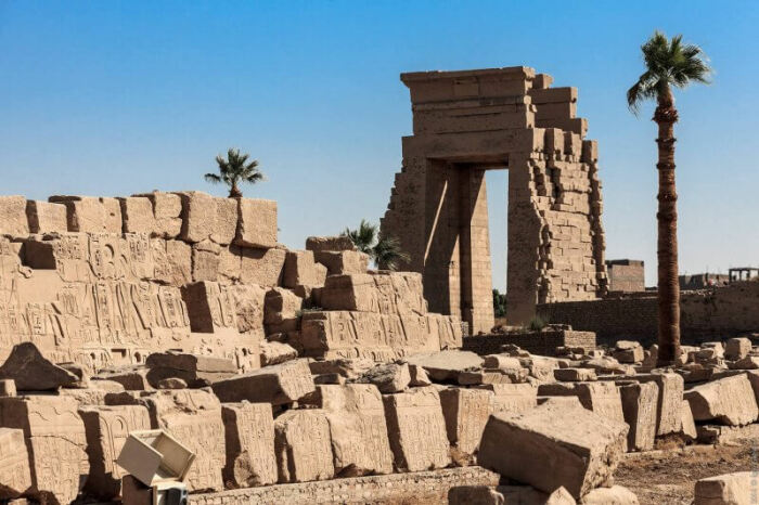 Район бога Монту еще изучается археологами, поэтому вход на его территорию закрыт для туристов (Karnak Temple, Египет). | Фото: discoveringegypt.com.