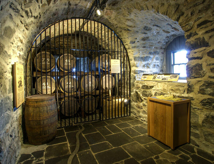 В старинном замке можно наведаться и в винный погреб, откуда подают вино на праздничные столы современных любителей неординарной атмосферы (Eilean Donnain, Шотландия). | Фото: undiscoveredscotland.co.uk.