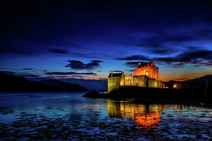 В темное время суток Замок приобретает особо эклектичный вид (Eilean Donnain, Шотландия). | Фото: br.thptnvk.edu.vn.