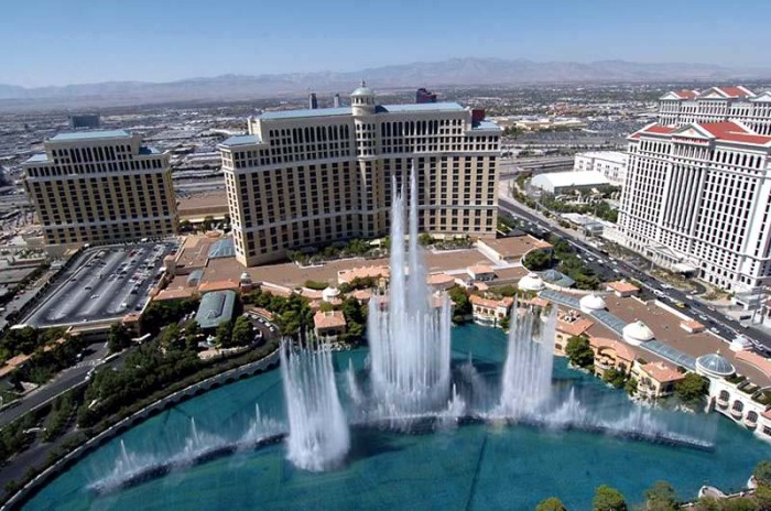 Фонтаны Белладжио — это впечатляющий комплекс, состоящий из множества фонтанов, расположенных прямо в искусственном озере перед одноименным отелем (Лас-Вегас, США). | Фото: civil.telegram-plus.com.