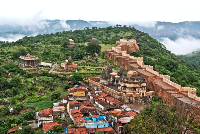 Крепостная стена длиною 36 километров, извивающаяся по вершинам 13 холмов, должна была защитить земли королевства/княжества Мевар (Kumbhalgarh Fort, Индия). | Фото: tourism.rajasthan.gov.in.