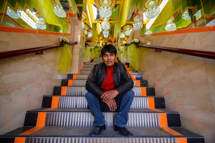 Фредди Мамани Сильвестре – боливийский архитектор, благодаря которому унылый город превращается в один из самых красочных населенных пунктов мира (Эль-Альто, Боливия). | Фото: keywordbaskets.com.
