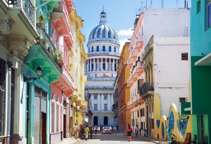 Гавана – место, где сочетается современный образ жизни с классической колониальной архитектурой (Куба). | Фото: travelandleisure.com.