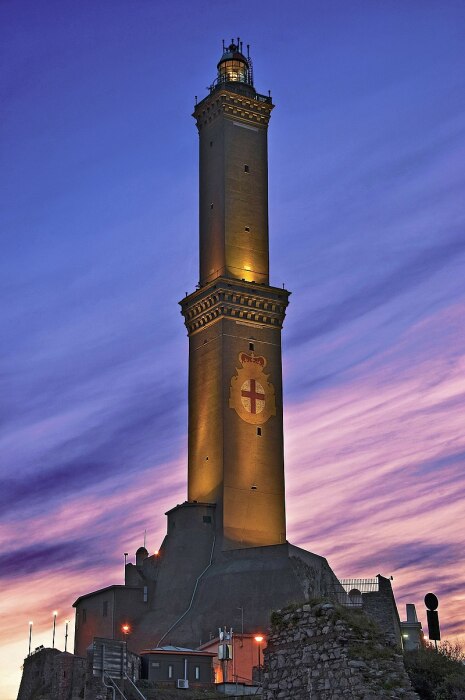 Генуэзский маяк, который мы можем видеть сейчас, был построен в 1692 году на месте более древнего навигационного объекта (Италия). | Фото: celebritycruises.com.