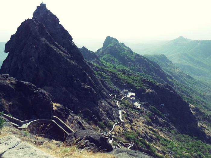 Чтобы подняться на вершину горы Гирнар, придется преодолеть 9999 ступеней (Girnar Stairs, Индия). | Фото: tourmyindia.com.
