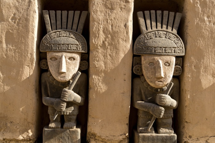 Несмотря на то, что древняя цивилизация Чимор была высокоразвитым обществом, люди верили, что глиняные великаны защитят их от злых духов и недругов (Chan Chan, Перу). | Фото: machutravelperu.com.