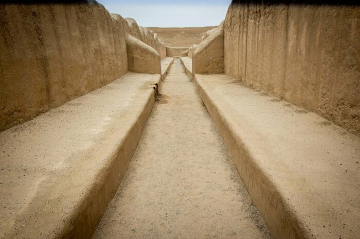Улочки древнего города так же, как и стены выкладывались из глиняных кирпичей (Chan Chan, Перу). | Фото: escales.ponant.com.