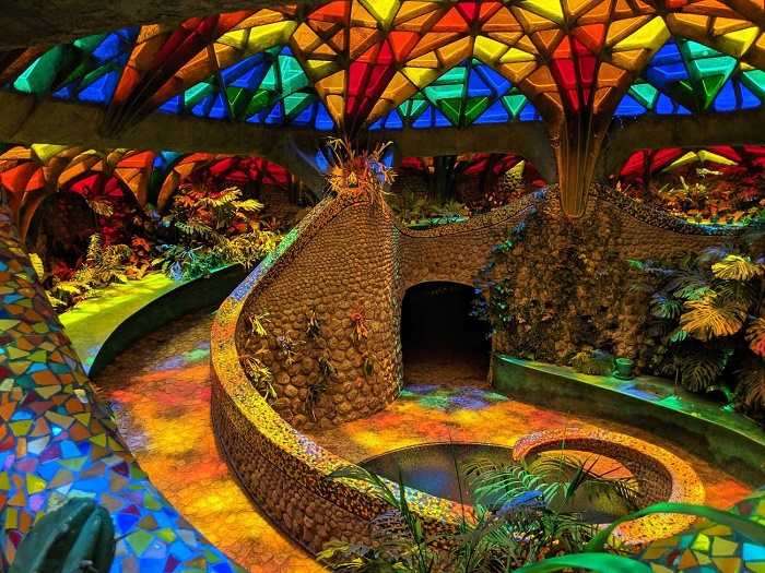 Лаундж-зона больше напоминает экзотическую оранжерею, спрятанную в калейдоскопе (The Quetzalcoatl Nest, Мексика). | Фото: boothbyhardeven.blogspot.com.