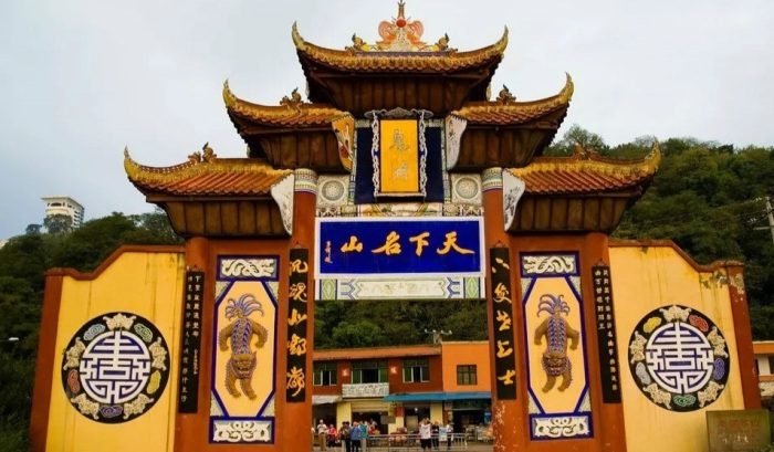 Ворота, ведущие в город-призрак Фэнду (Китай). | Фото: travel.ifeng.com.
