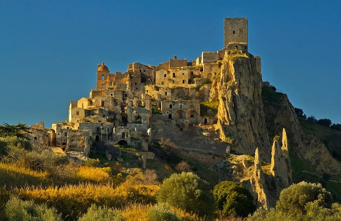 Несмотря на то, что официально древнего города Крако не существует, в нем постоянно проживает около 700 человек (Италия). | Фото: pastchronicles.com.
