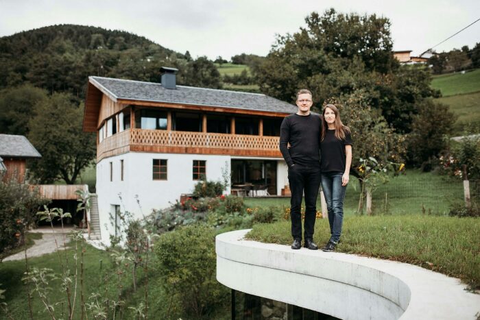 Мартин и Анита Груберы спроектировали гостевой дом Freiform так, что пейзаж буквально перетекает через него (Вердингс, Италия). | Фото: lieblingsquartiere.com.
