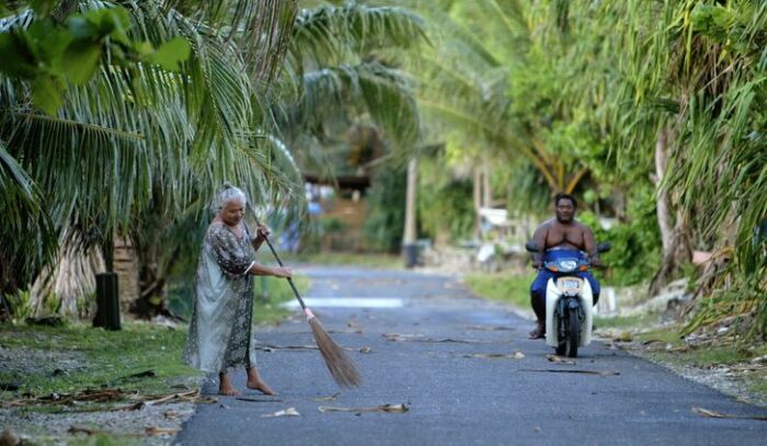 Асфальтированные дороги можно увидеть лишь в столице, и протяженность их не более 8 км (Фунафути, Тувалу).