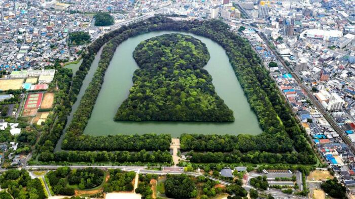 Гробница-кофун императора Нинтоку имеет 7 ярусов и два ряда рвов, заполненных водой (Сакаи, Япония). | Фото: languages-arts.blogspot.com