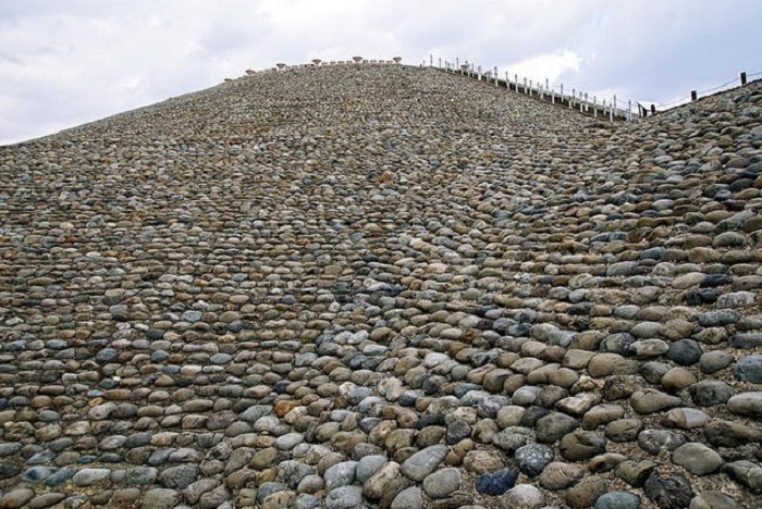 Склоны более древних гробниц-кофун покрывали круглыми камнями из близлежащих рек (Япония). | Фото: keywordbaskets.com.