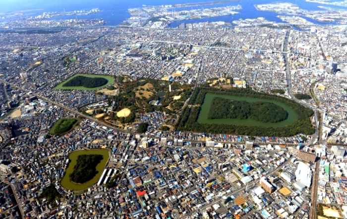 Несмотря на катастрофическую нехватку земельных ресурсов погребальные комплексы остаются на своих местах и в первозданном виде (Кофуны посреди Осаки, Япония). | Фото: keywordbaskets.com.