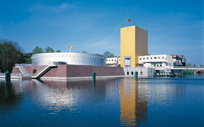 Филипп Старк разработал проект серебристого здания цилиндрической формы, Алессандро Мендини – желтую прямоугольную башню (The Groninger Museum, Нидерланды). | Фото: controlsohio.com.