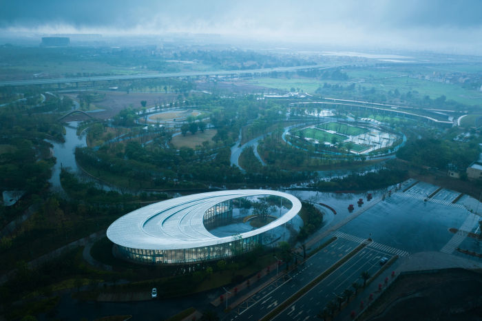 Центр для посетителей парка Хайкоу Сисю от MUDA-Architects: зеркальное отражение традиций и современности (Китай). | Фото: arch2o.com.