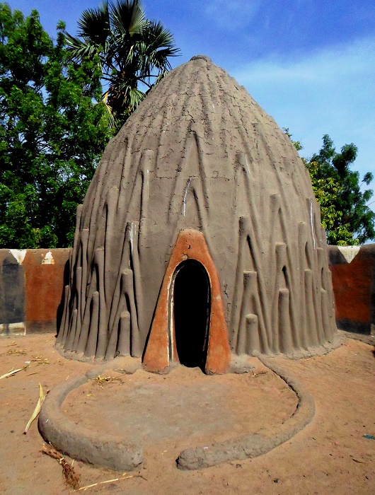 Натуральные материалы, правильная форма и нужная толщина стен способствуют высокой энергоэффективности хижин (Case Obus, Камерун). | Фото: traditions-afripedia.fandom.com.