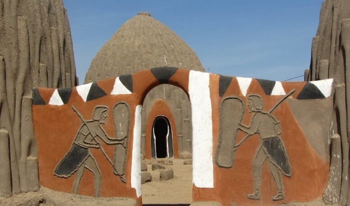 Некоторые подворья украшены красочными рисунками и геометрическими узорами (Case Obus, Камерун). | Фото: gueratraveltchad.org.