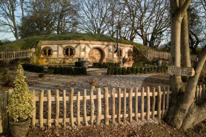 Этот причудливый дом хоть и покрыт травой, но на самом деле он довольно комфортный и даже роскошный (Hobbit House, Великобритания). | Фото: lastminute-cottages.co.uk.