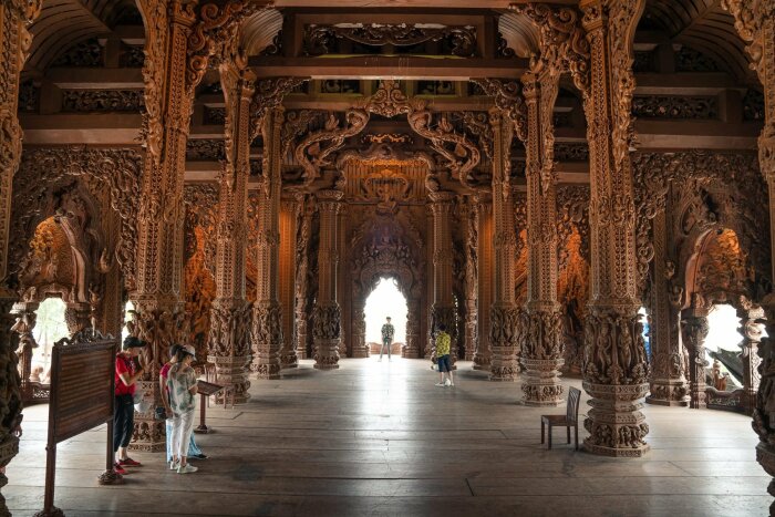 Колоннада в Центральном зале, повествующем о четырех благородных истинах буддизма (Sanctuary of Truth, Паттайя). | Фото: foreverbreak.com.