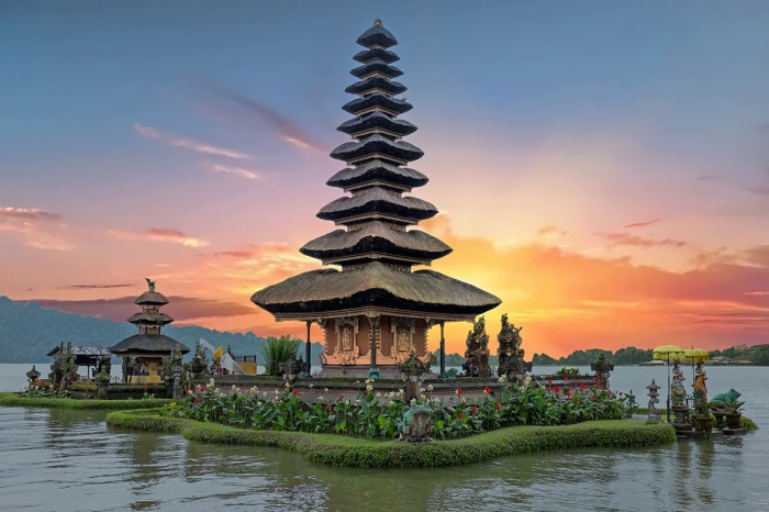 Бывалые туристы советуют посещать храмовый комплекс на рассвете, в это время он божественно прекрасен (Pura Ulun Danu Beratan, Индонезия). | Фото: balicheapesttours.com.
