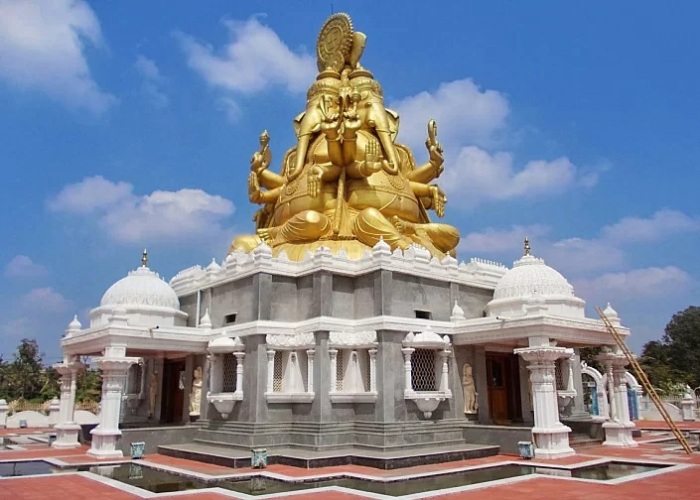 Храмы, посвященные богу Ганеши, напоминающего добродушного слона, можно увидеть по всей Индии и за ее пределами.
