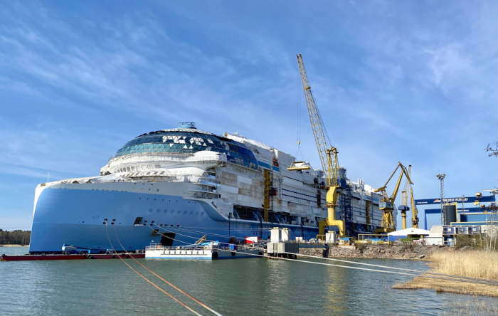 Масштабное круизное судно «Икона морей» перед оправкой в порт назначения, в Майями. | Фото: businessinsider.com.