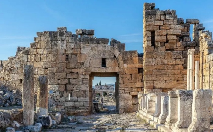 В античный город можно было попасть только через ворота, которые говорят о том, насколько это был процветающий курорт (Иераполис, Турция). | Фото: turkpidya.com.