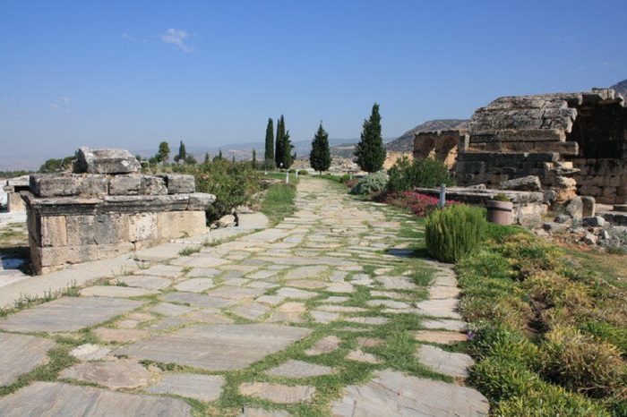 Дорога, которой уже более 2 тысяч лет непременно приведет в античный город Иераполис (Турция). | Фото: faroutturkey.com.