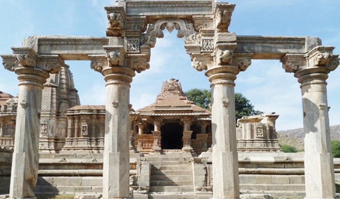 Все, что осталось от величественной колоннады, построенной в X-XI вв. (Sas Bahu Temple, Удайпур). | Фото: tourpedia.ru.
