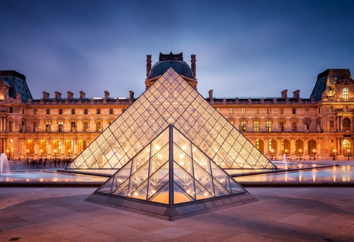 Особенно эффектно выглядит стеклянная пирамида, состоящая из 603 панелей в форме бриллианта, в вечернее и ночное время (Пирамида Лувра, проект I. M. Pei). | Фото: pt.vividscreen.info.